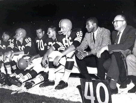 Ernie Davis malato (in giacca e cravatta), assiste a una partita dei Browns