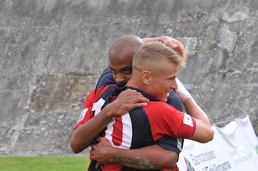Claudio abbraccia un compagno dopo un gol  (© L'Aquila Calcio) 