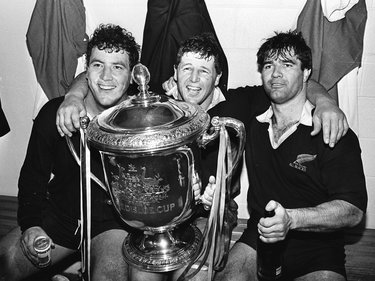 John Drake, Sean Fitzpatrick e Steve McDowel celebrano il primo Mondiale di rugby vinto