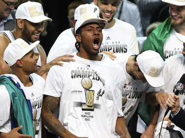 Leonard festeggia il titolo di MVP conquistato nelle NBA Finals 2014