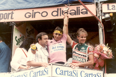 Franco Chioccioli celebra la vittoria al Giro 1991