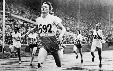 Fanny Blakers-Koen taglia il traguardo dei 200m a Londra 1948 ( ©AFP PHOTO)