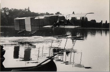Hélène sull'idrovolante a Enghien nel 1912